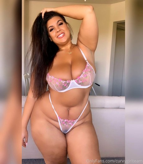 Naakte gelekte OnlyFans-foto van Curvygirlteam