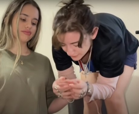 Naakte gelekte OnlyFans-foto van Miss Manganese Asmr