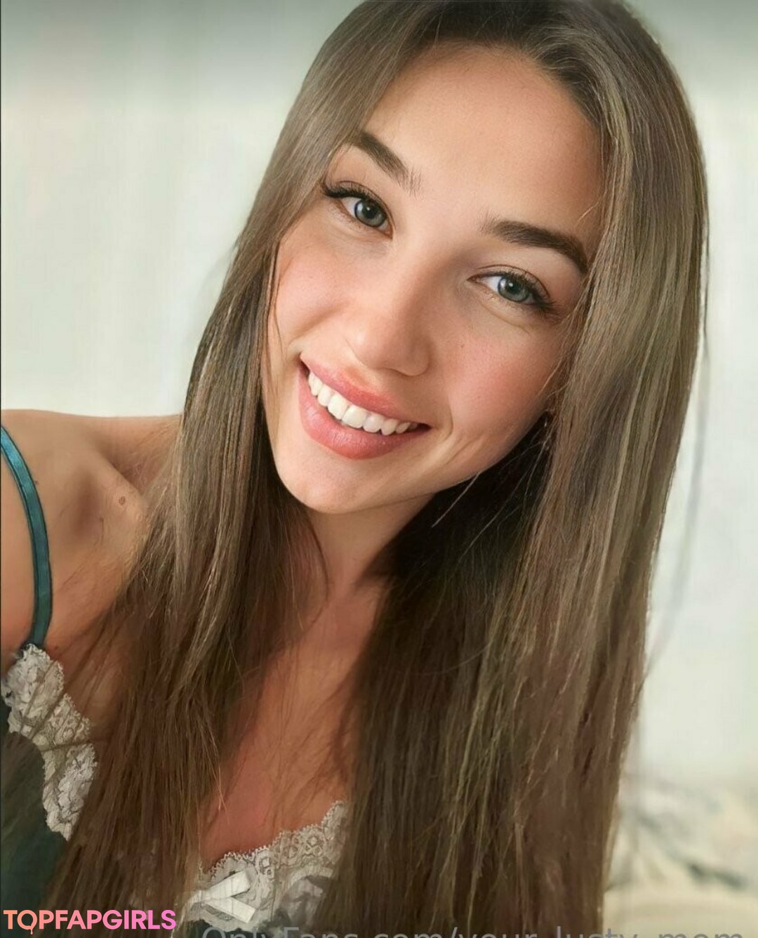 Naakte gelekte OnlyFans-foto van Yourlustymom #1138