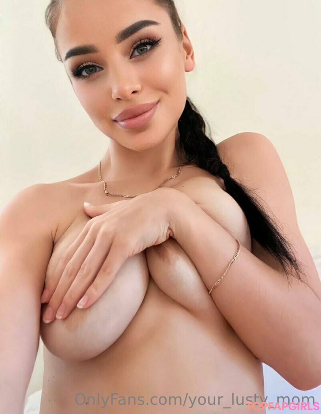 Naakte gelekte OnlyFans-foto van Yourlustymom #1372