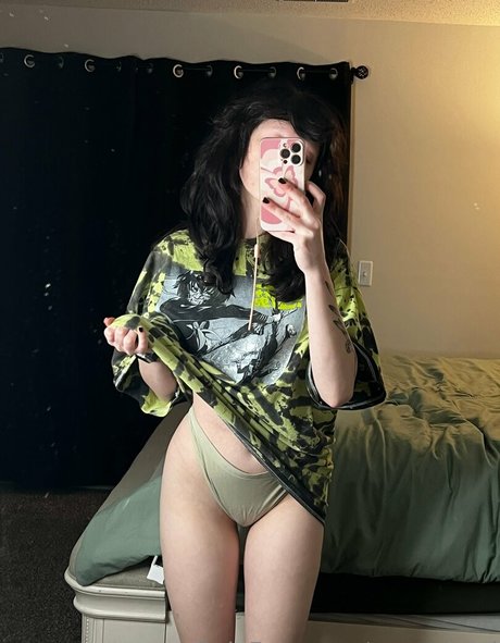 Naakte gelekte OnlyFans-foto van Emundead