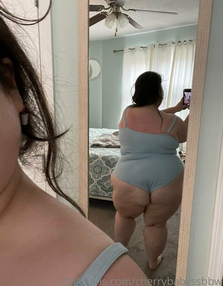 Naakte gelekte OnlyFans-foto van Swampgirlssbbw