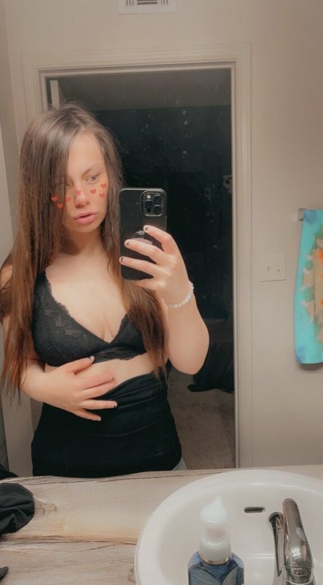 Naakte gelekte OnlyFans-foto van Victorialunaarose
