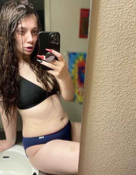 Naakte gelekte OnlyFans-foto van Victorialunaarose
