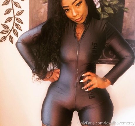 Naakte gelekte OnlyFans-foto van Lawdhavemercy