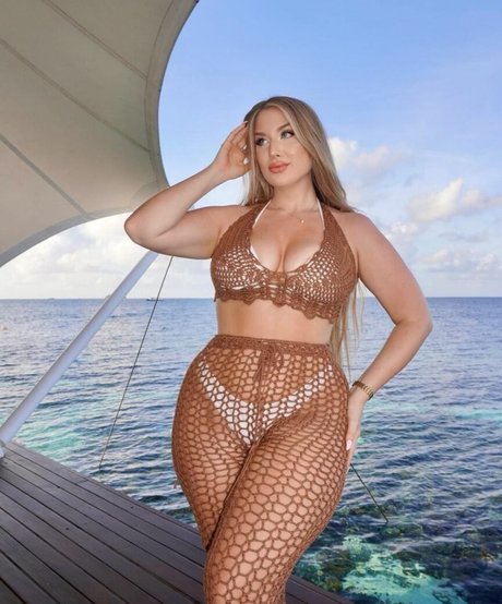 Naakte gelekte OnlyFans-foto van Ariella Eder