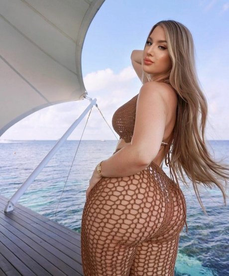 Naakte gelekte OnlyFans-foto van Ariella Eder
