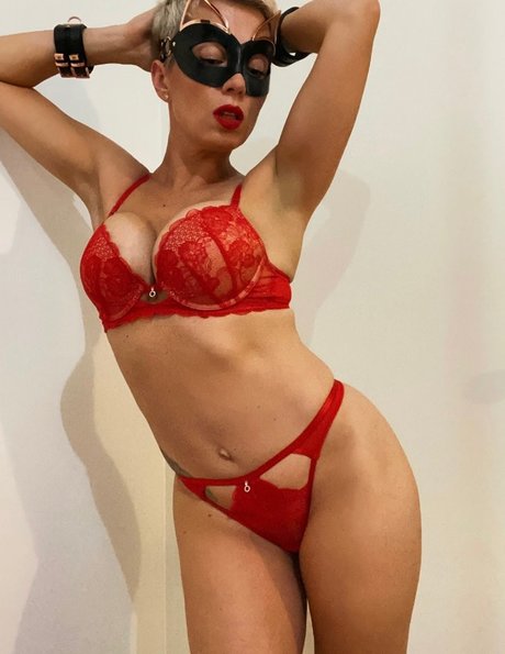 Naakte gelekte OnlyFans-foto van Ami Young