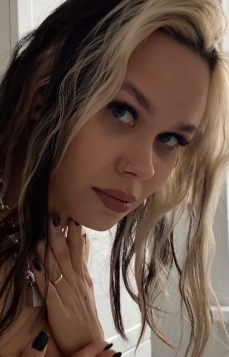 Naakte gelekte OnlyFans-foto van Ami Young