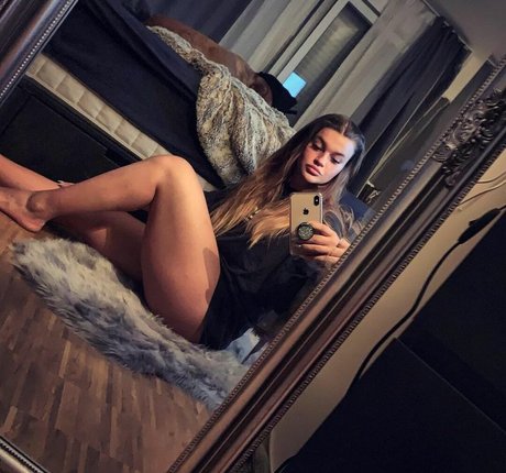 Naakte gelekte OnlyFans-foto van Sarah Slavo