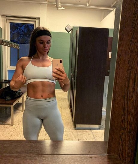 Naakte gelekte OnlyFans-foto van Sarah Slavo