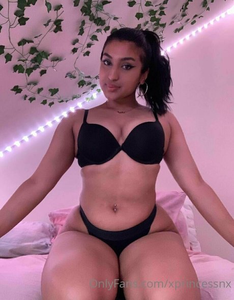 Naakte gelekte OnlyFans-foto van Brownbarbieexxx
