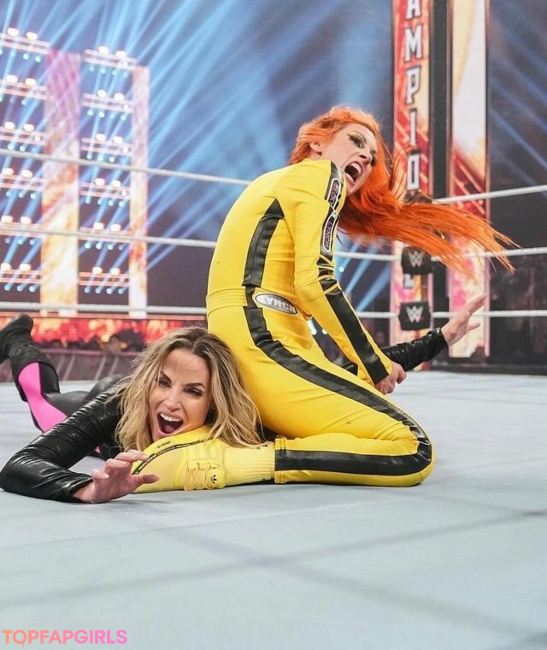 Naakte gelekte OnlyFans-foto van Trish Stratus #1030