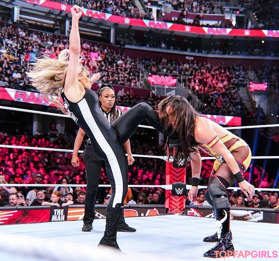 Naakte gelekte OnlyFans-foto van Trish Stratus #1089