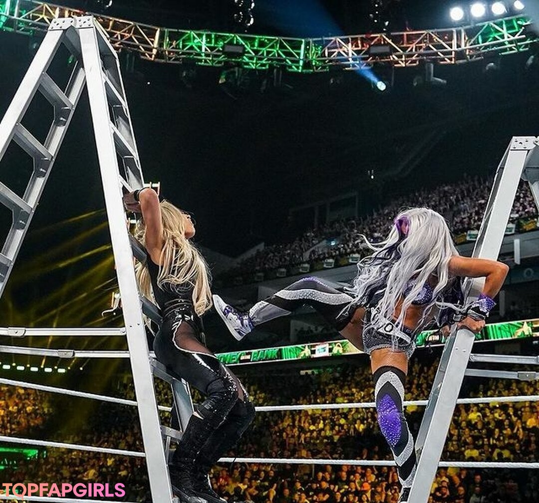 Naakte gelekte OnlyFans-foto van Trish Stratus #1104