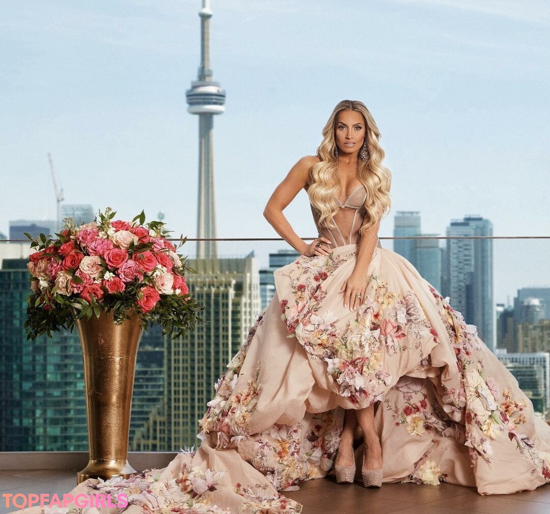 Naakte gelekte OnlyFans-foto van Trish Stratus #1135