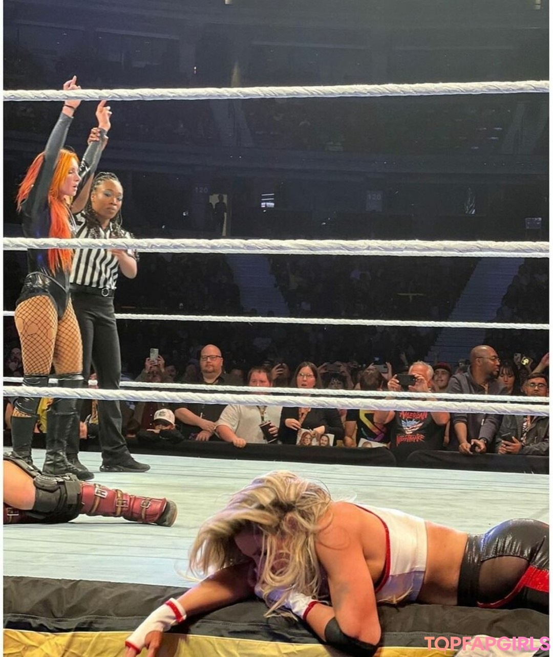Naakte gelekte OnlyFans-foto van Trish Stratus #1170