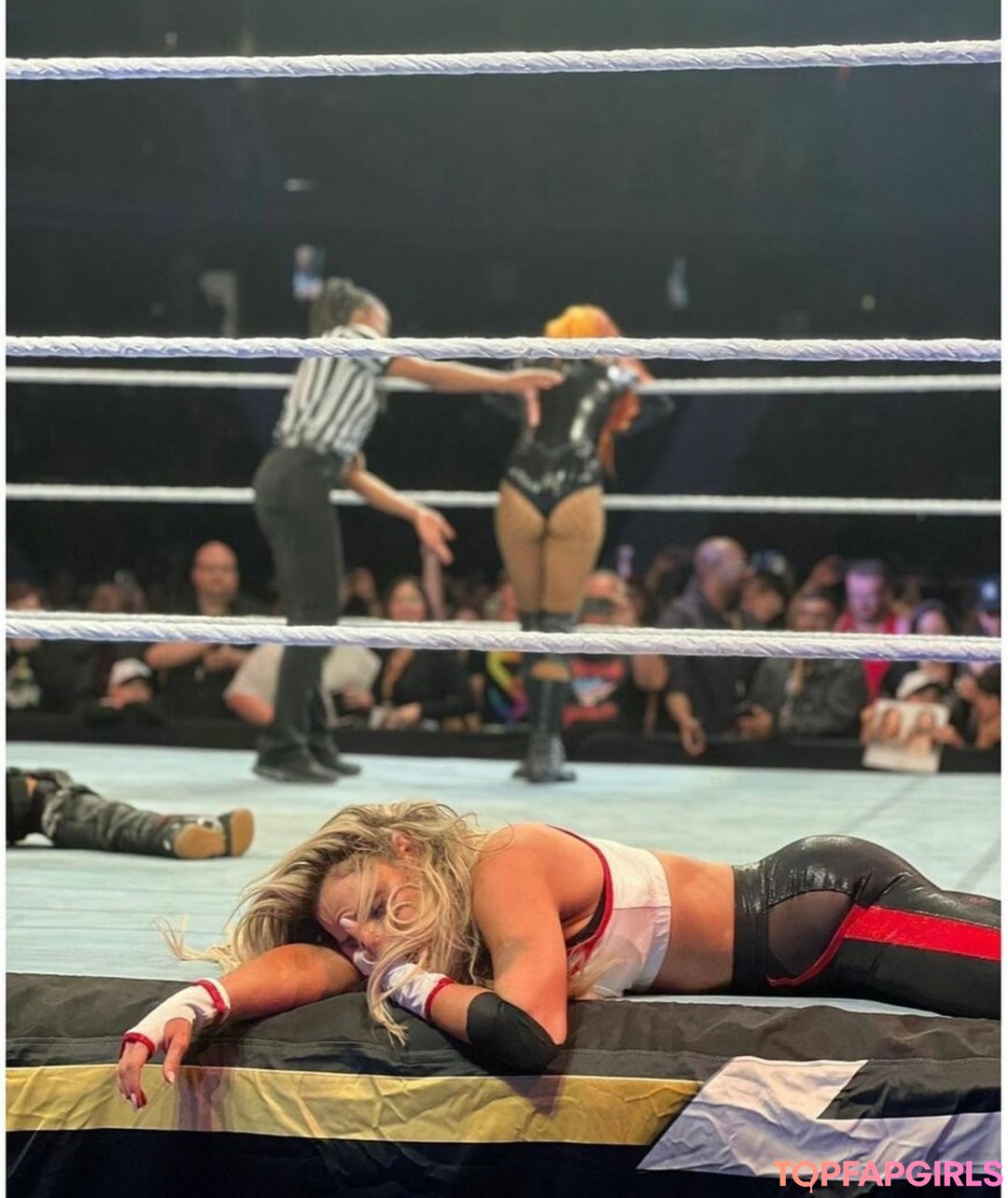 Naakte gelekte OnlyFans-foto van Trish Stratus #1177