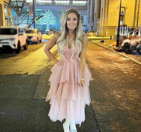 Naakte gelekte OnlyFans-foto van Trish Stratus