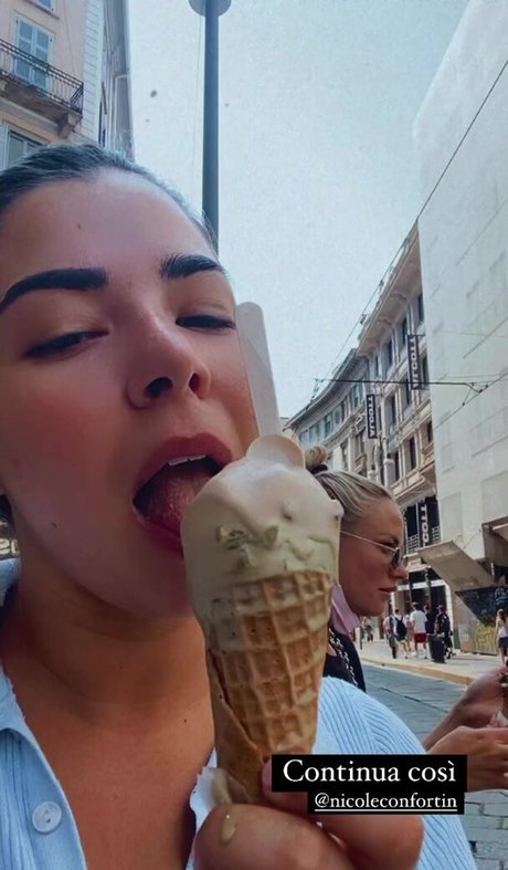Naakte gelekte OnlyFans-foto van Anna Rebellato