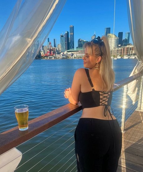 Naakte gelekte OnlyFans-foto van Jasmine Ramage