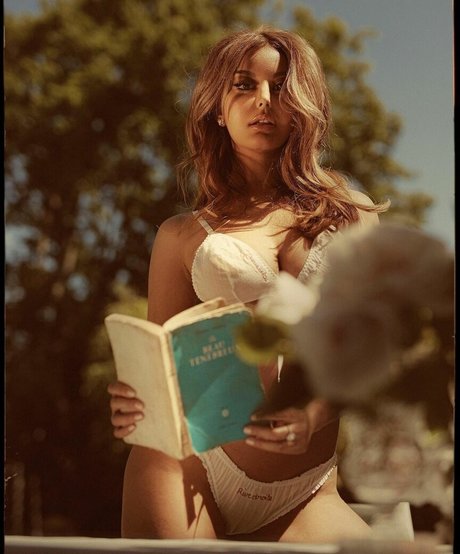 Zahia Dehar
