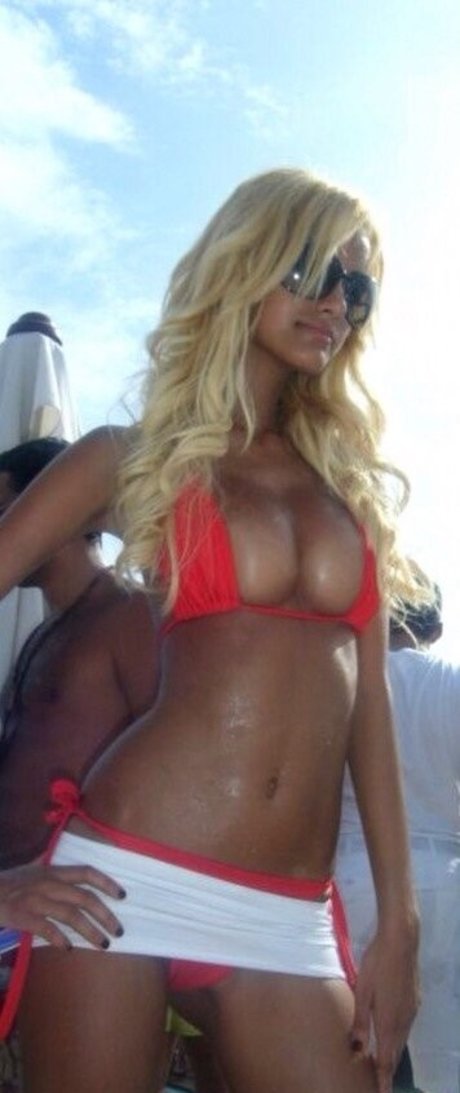 Naakte gelekte OnlyFans-foto van Zahia Dehar