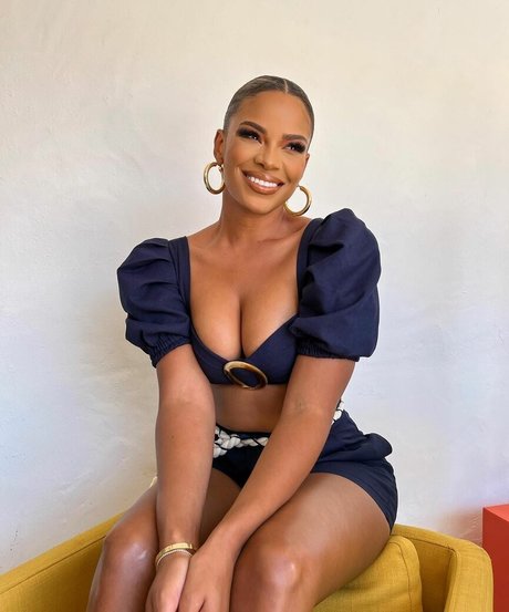 Naakte gelekte OnlyFans-foto van Kamie Crawford