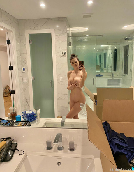 Naakte gelekte OnlyFans-foto van Ashley Terfort
