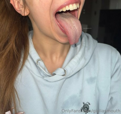 Naakte gelekte OnlyFans-foto van Giuliasmouth