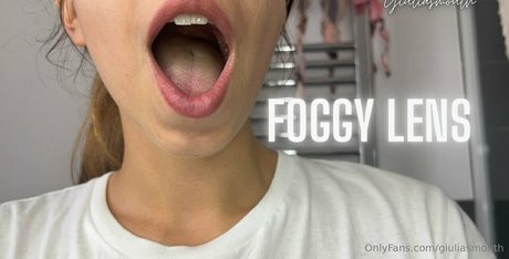 Naakte gelekte OnlyFans-foto van Giuliasmouth