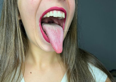 Naakte gelekte OnlyFans-foto van Giuliasmouth