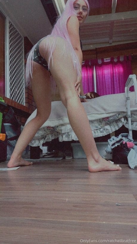 Naakte gelekte OnlyFans-foto van Ratchetbratfree