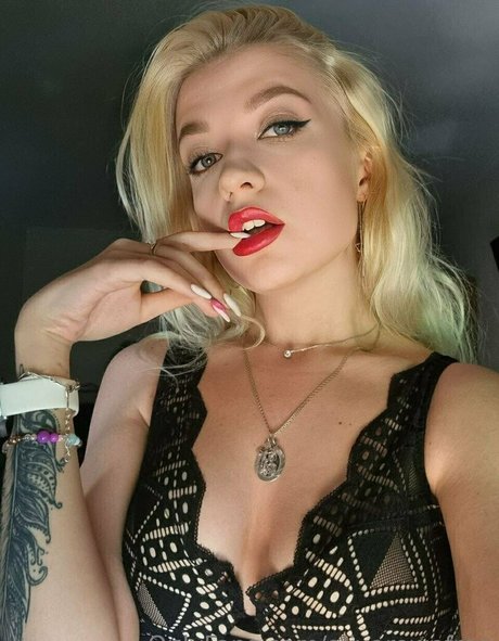 Naakte gelekte OnlyFans-foto van Aliyarowefree