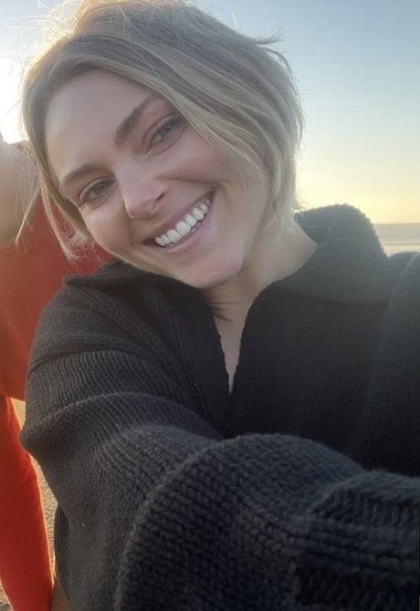 Naakte gelekte OnlyFans-foto van Annasophia Robb
