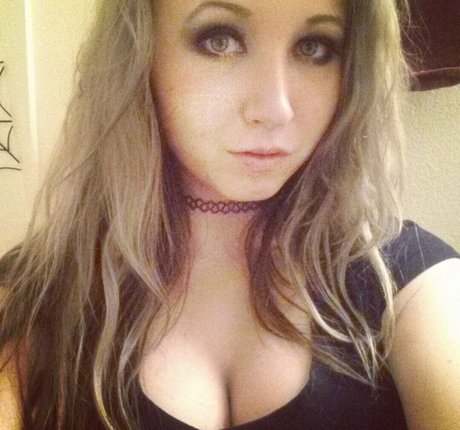 Naakte gelekte OnlyFans-foto van Abadon