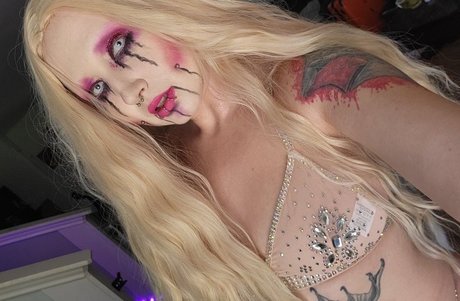 Naakte gelekte OnlyFans-foto van Abadon