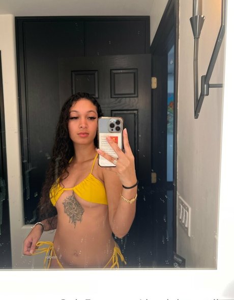 Naakte gelekte OnlyFans-foto van Dominicanceline