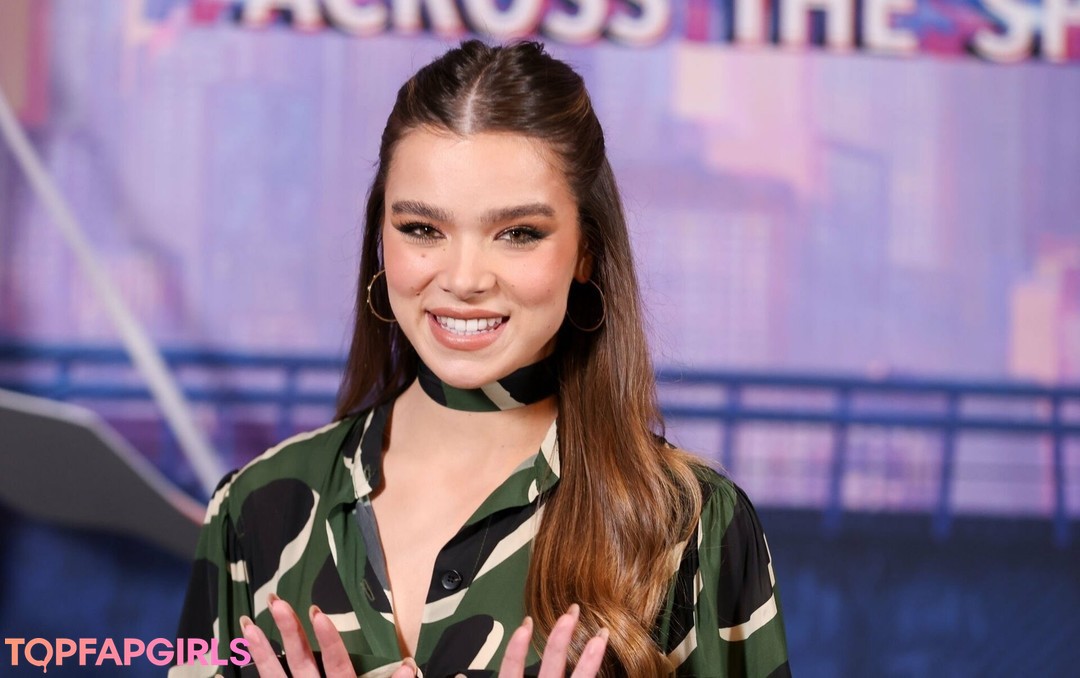 Naakte gelekte OnlyFans-foto van Hailee Steinfeld #1028