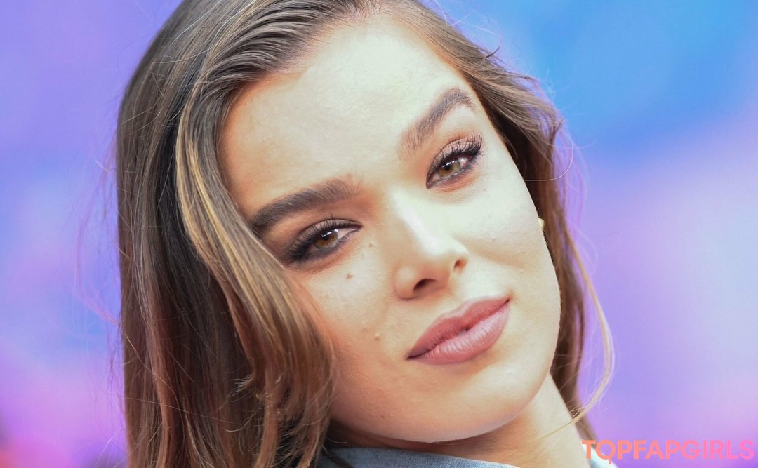 Naakte gelekte OnlyFans-foto van Hailee Steinfeld #1136