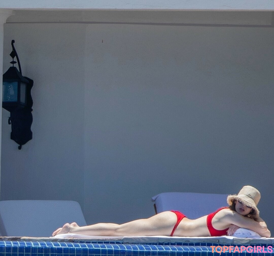 Naakte gelekte OnlyFans-foto van Hailee Steinfeld #1313