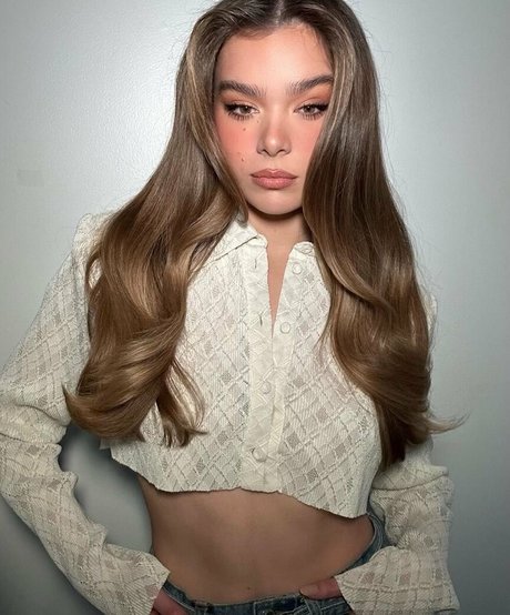 Naakte gelekte OnlyFans-foto van Hailee Steinfeld