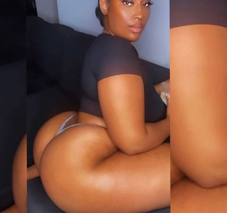 Naakte gelekte OnlyFans-foto van Muva Dior