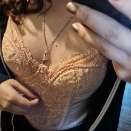 Naakte gelekte OnlyFans-foto van Sleepybunny