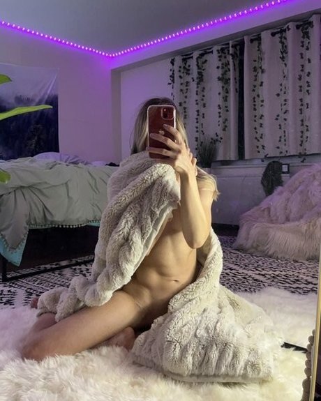 Naakte gelekte OnlyFans-foto van Petitenfit