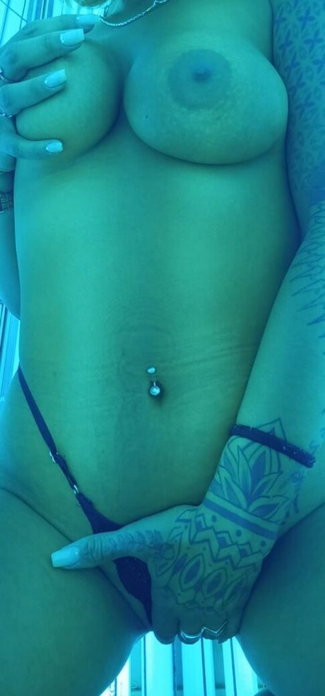 Naakte gelekte OnlyFans-foto van Sassyrica