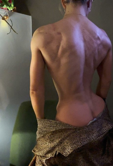 Naakte gelekte OnlyFans-foto van Kitty Lo