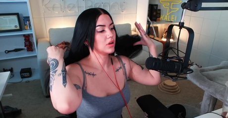 Naakte gelekte OnlyFans-foto van Kalei
