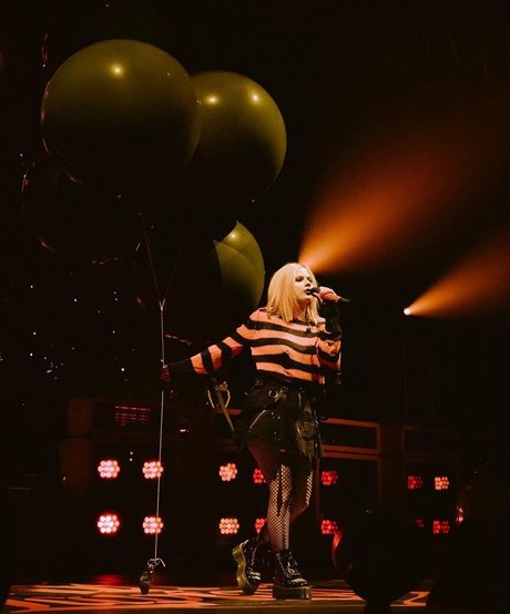 Naakte gelekte OnlyFans-foto van Avril Lavigne