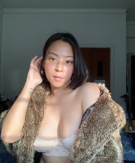 Naakte gelekte OnlyFans-foto van Pacharita